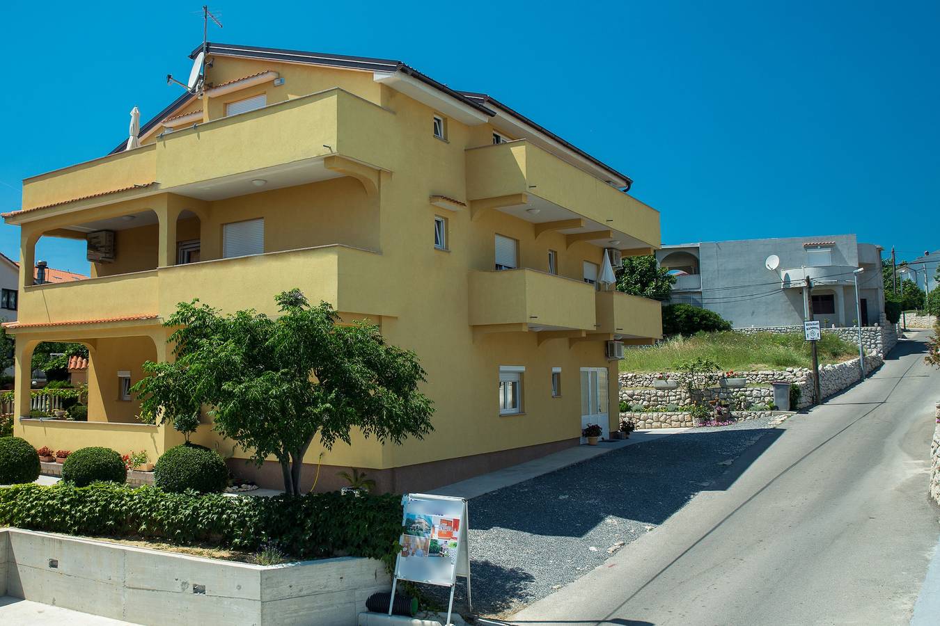 Ganze Wohnung, 1-Zimmer-Ferienwohnung mit Balkon und Meerblick Lopar, Rab A-23156-d in Lopar, Rab