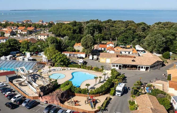 Camping pour 6 personnes, avec piscine et terrasse, animaux acceptés