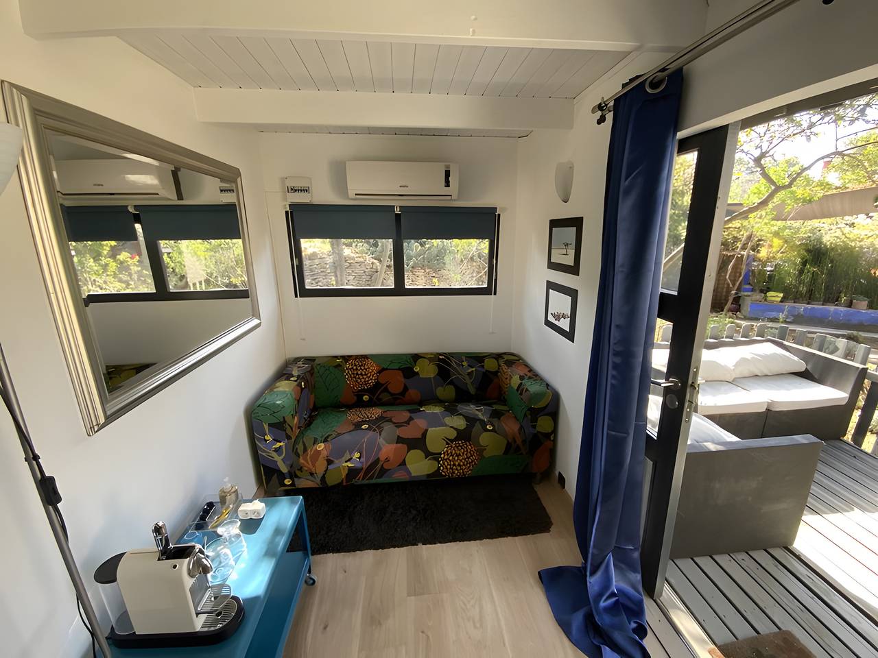 Chambre d'hôtes 'Bleu' avec piscine partagée, terrasse privée et climatisation in Nîmes, Région de Nîmes