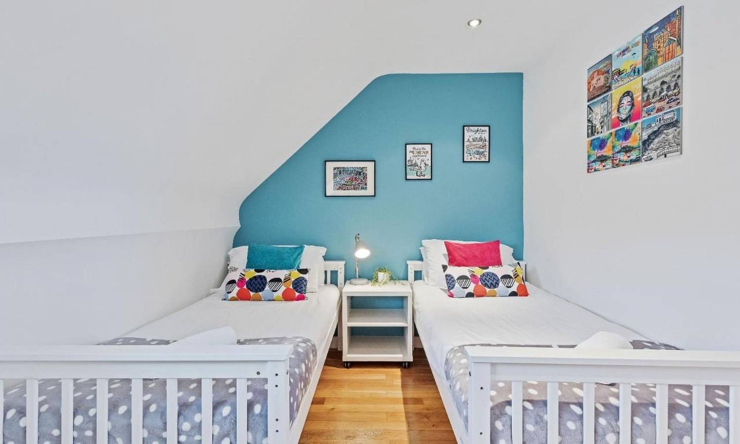 Majestic Mews Apartment. Super Central. Sleeps 2 to 8 Guests. Free wifi in Brighton, Sussex