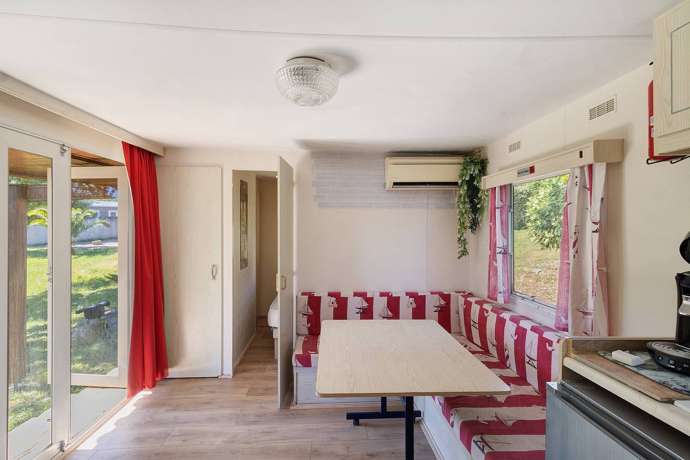 Mobilhome 'Chez Dede' met gedeeld terras, privé tuin en wifi, foto 15