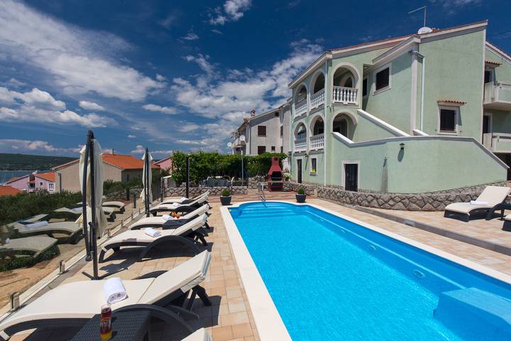 Ferienwohnung für 5 Personen, mit Terrasse und Pool auf Krk