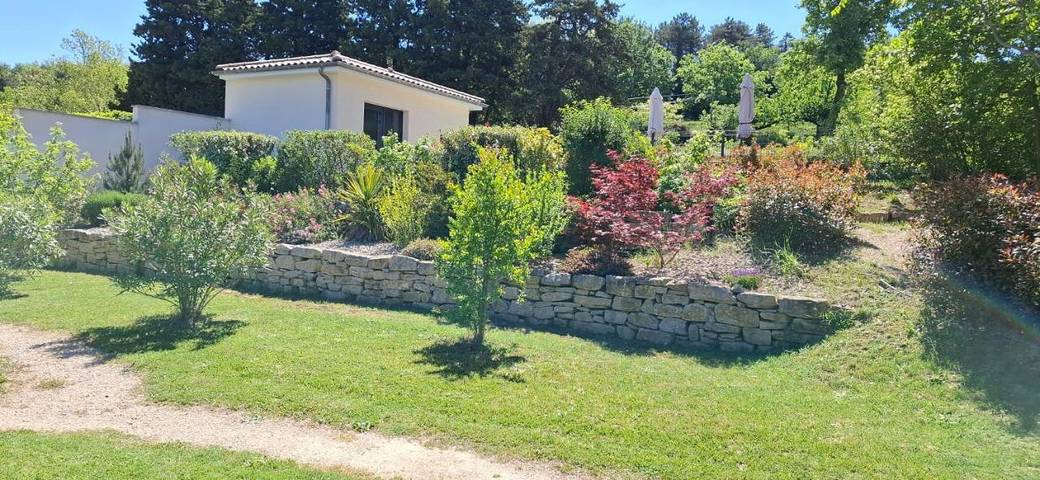 Location de vacances pour 2 personnes, avec jardin ainsi que piscine et vue, animaux acceptés à Les Tourrettes - 3