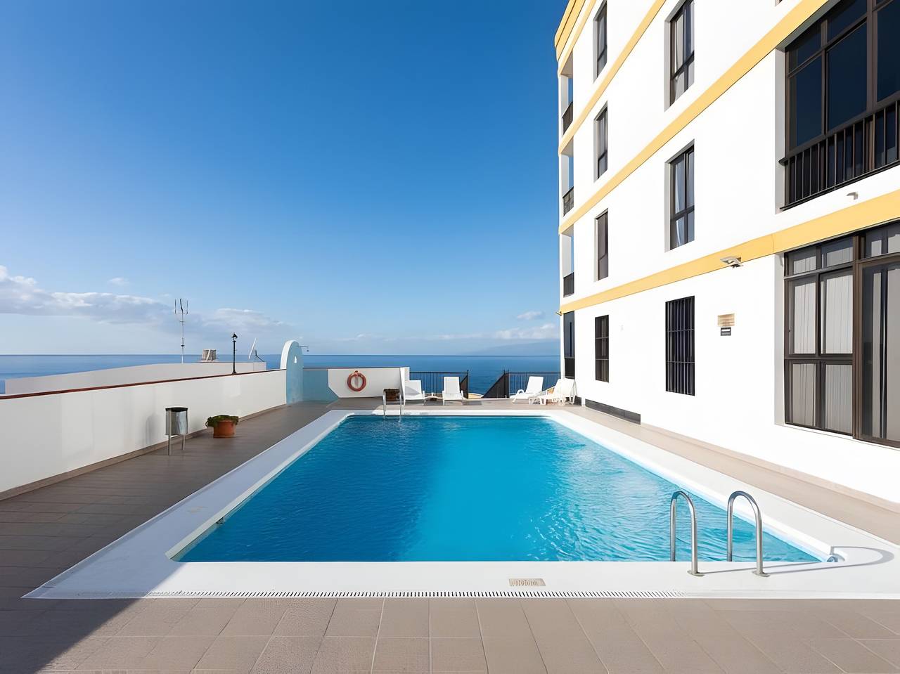 Entire apartment, Vacation 'Dorado Atardecer Beach Sand' with Sea View, Shared Pool and Wi-Fi in La Arena, Santiago del Teide