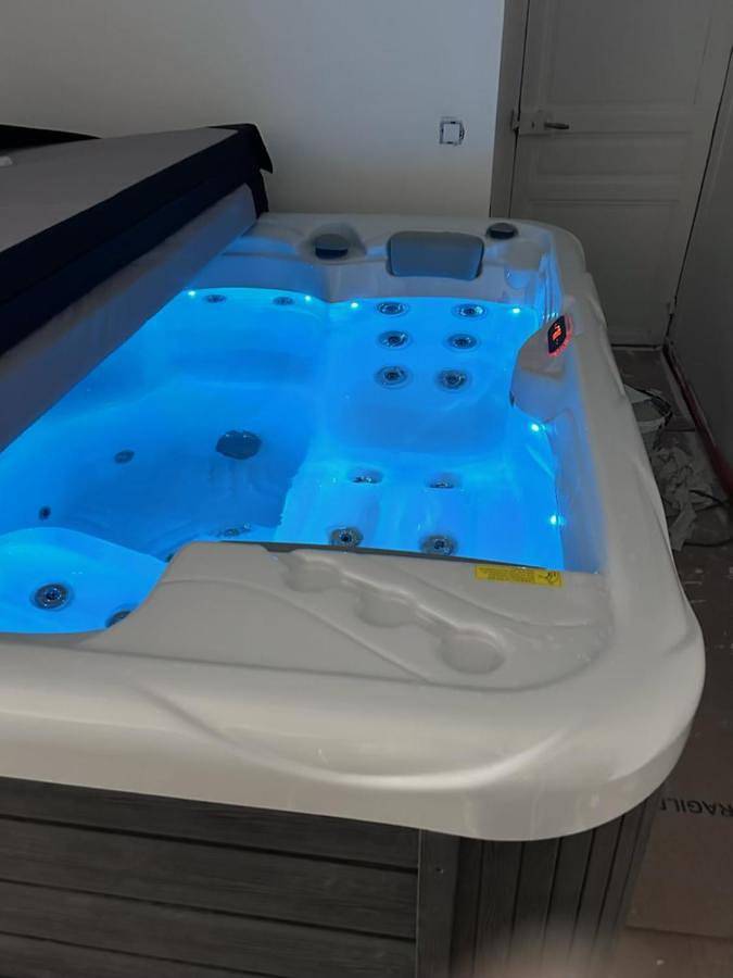 Location de vacances pour 4 personnes, avec Jacuzzi et Terrasse à Chaon