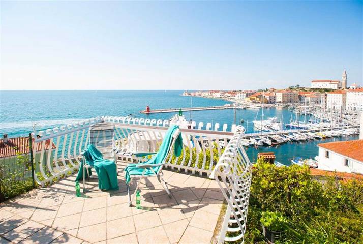 Villa für 8 Personen, mit Meerblick und Balkon sowie Terrasse und Garten in Slowenien