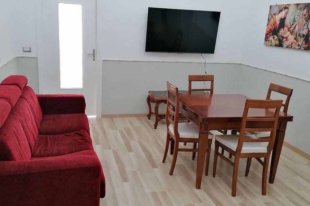 Entire apartment, Close to Naples, Pompeii and 100 meters from boarding to Capri, Amalfi and Positano in Torre del Greco, Vesuvio National Park