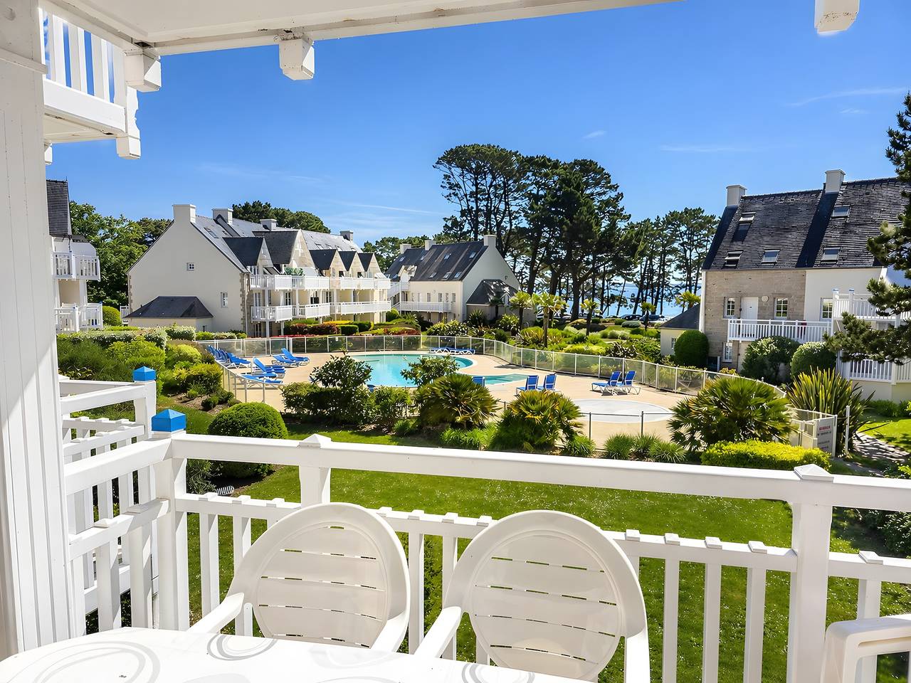 Ganze Wohnung, La Parenthèse Bleue – Meerblick und Pool in Fouesnant, Côte de Cornouaille
