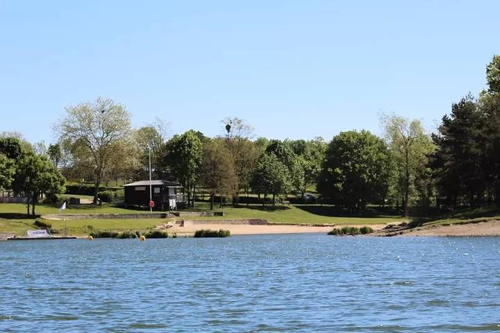 Bungalow für 4 Personen, mit Terrasse, mit Haustier in der Auvergne - 2
