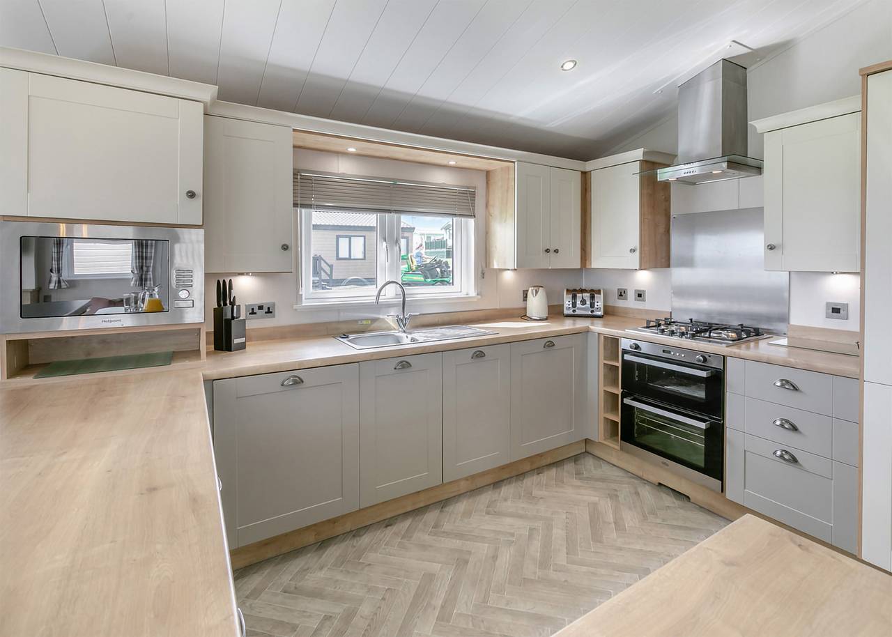 Deluxe Lodge, parking, ensuite, decking & sea view in Carmarthenshire