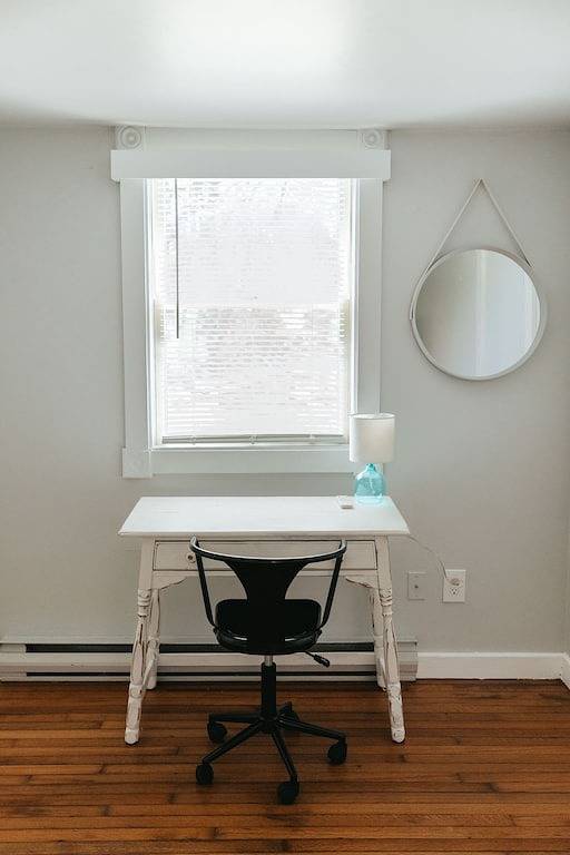 Cheerful two bedroom cottage with Parisian patio! in Middletown, Newport County