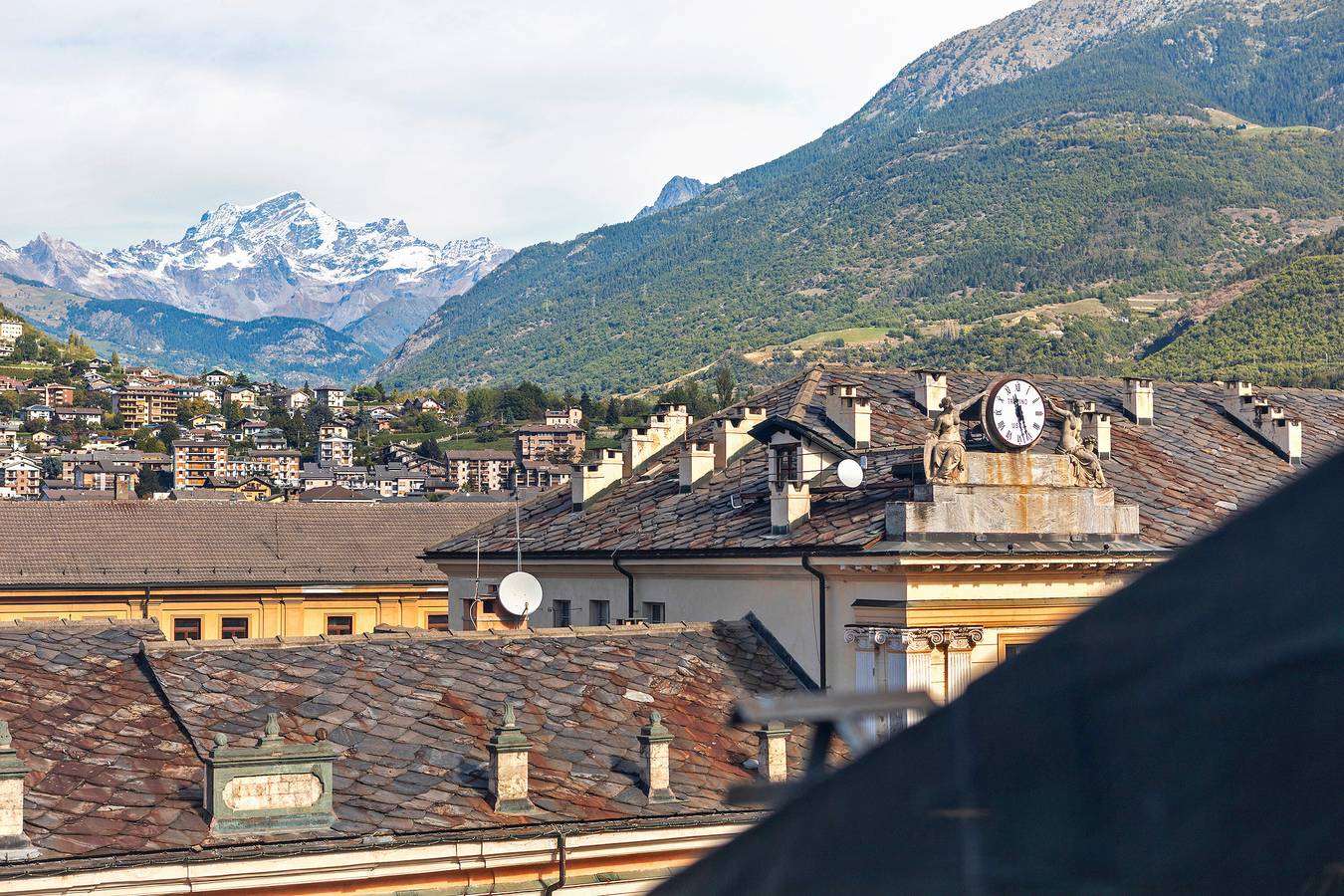 Geheel appartement, Appartement 'Mema' met Uitzicht op de Bergen en Wi-Fi in Aosta, Walliser Alpen
