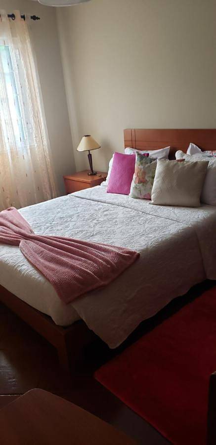 Location de vacances pour 12 personnes, avec vue ainsi que terrasse et vue sur le lac à Povoação