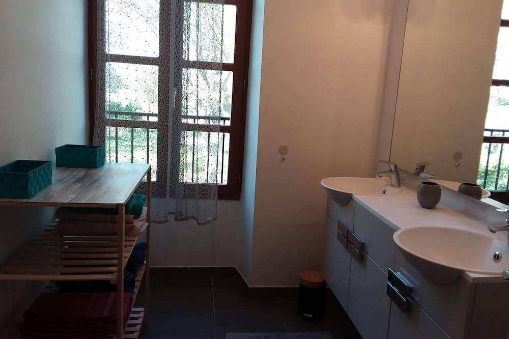 Entire apartment, Spacious renovated apartment in agricultural building in Peyrolles-en-Provence, Aix-en-Provence region