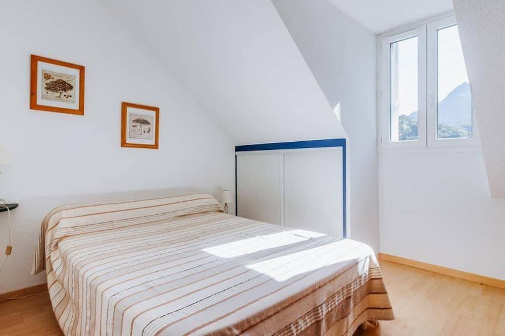 Entire apartment, Duplex T3 with balcony, 2 br, 6 pers, parking in Esquièze-Sère, Pyrenees National Park