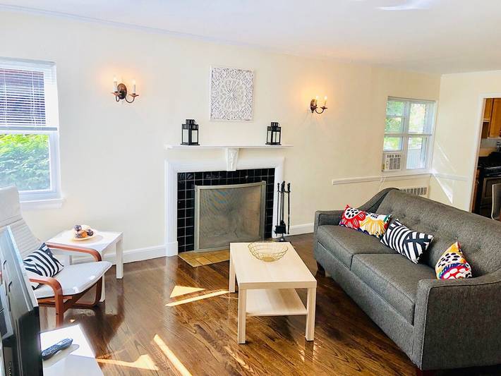 Vacation rental for 6 people, with yard and balcony in Brookline