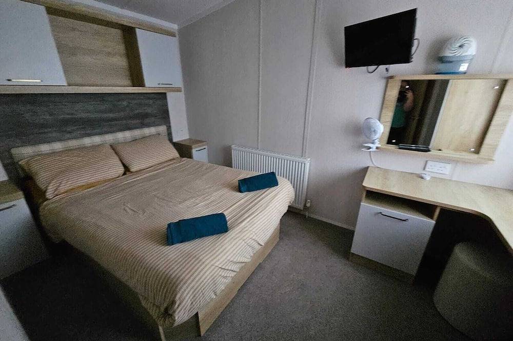 Freesia 3 Bedroom Modern Caravan Rockley Park, Poole Harbour, Dorset. Dogs free. in Poole, Poole Harbour
