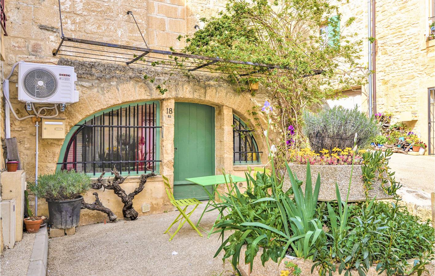 Appartement de vacances entier, Appartement confortable à 2 km de la plage avec AC, TV et Internet in Remoulins, Région de Nîmes