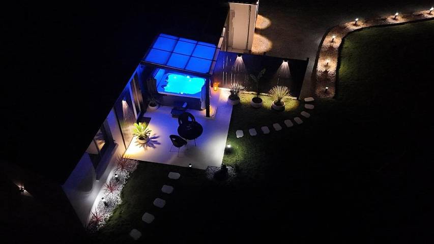 Location de vacances pour 2 personnes, avec Jacuzzi ainsi que Terrasse et Jardin à Pleyber-Christ