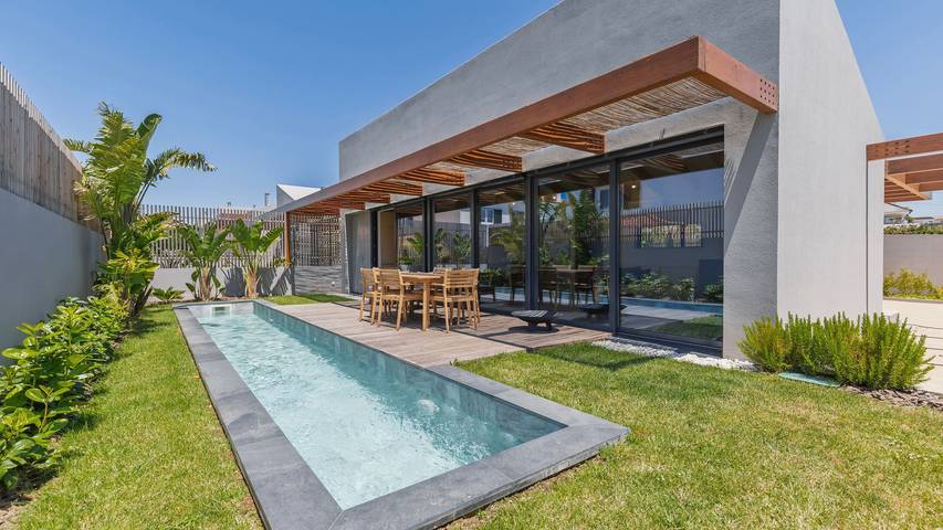 Beach house for 4 people, with pool and garden in Portugal