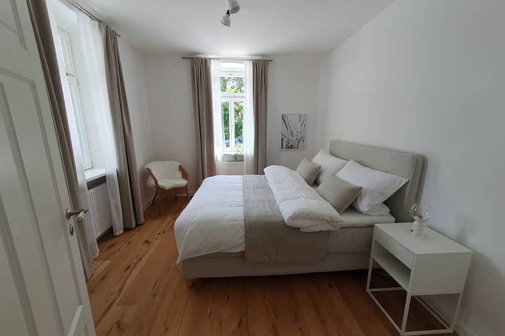 Ganze Wohnung, Charmante Ferienwohnung (90qm) mit Balkon in besonderer Lage in Werneck, Maindreieck