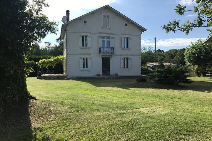Location de vacances pour 8 personnes, avec terrasse ainsi que jardin et jacuzzi dans Candresse