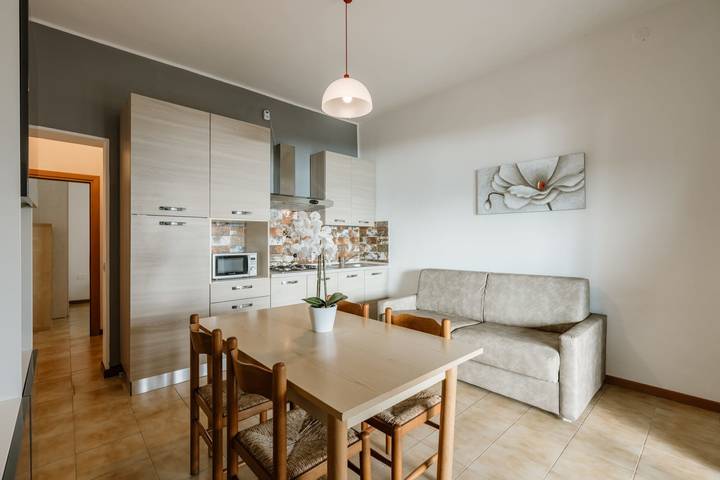 Bungalow für 4 Personen, mit Terrasse und Whirlpool sowie Pool und Seeblick in Manerba del Garda - 2