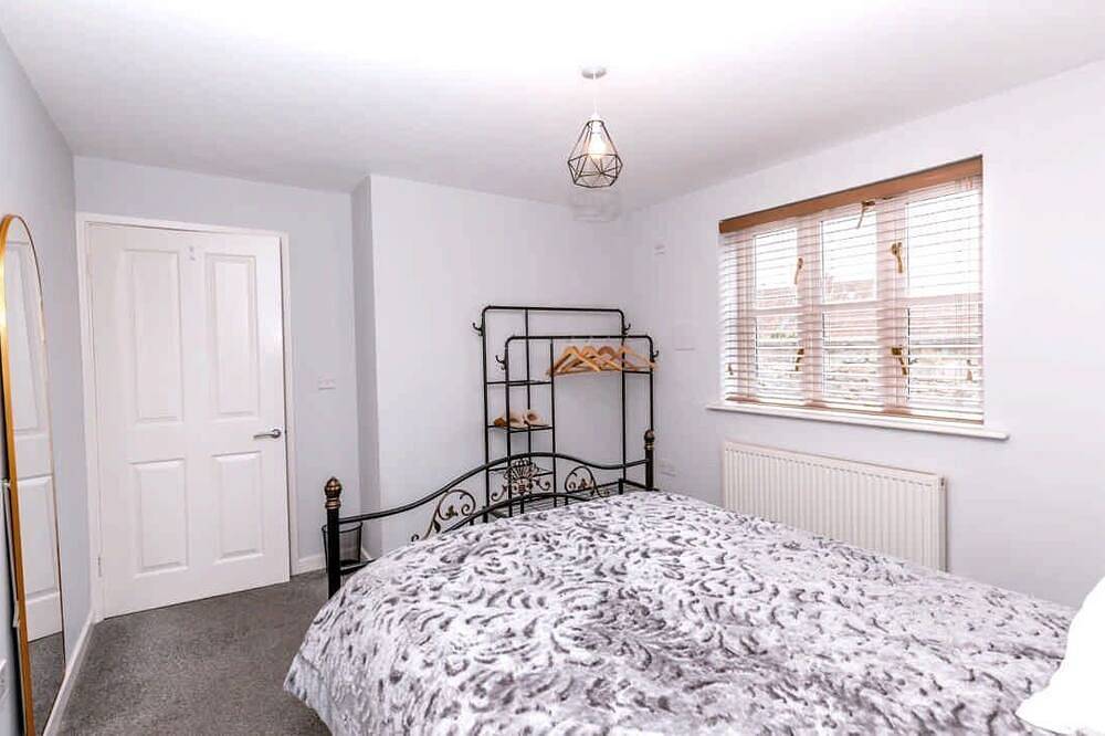 House Sleeps 4 with Parking and Garden in Glastonbury, Somerset