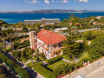 Location de vacances pour 2 personnes, avec jardin ainsi que piscine et terrasse dans Argostóli