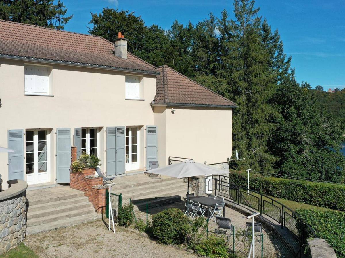 Gîte au Bord du Lac avec Activités, Jardin et Confort Moderne, Animaux Acceptés - Fr-1-742-87 in Saint-Étienne-Cantalès, Région d'Aurillac