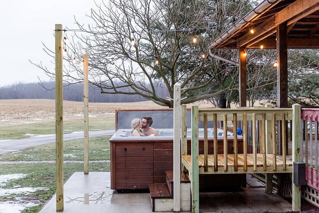 Schöne, historische Blockhütte für Familien / Paare Kurzurlaub riesigen Whirlpool in Elkhart County