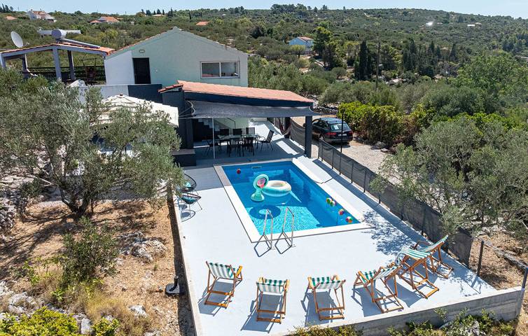 Villa for 7 people, with garden and terrace on Korcula