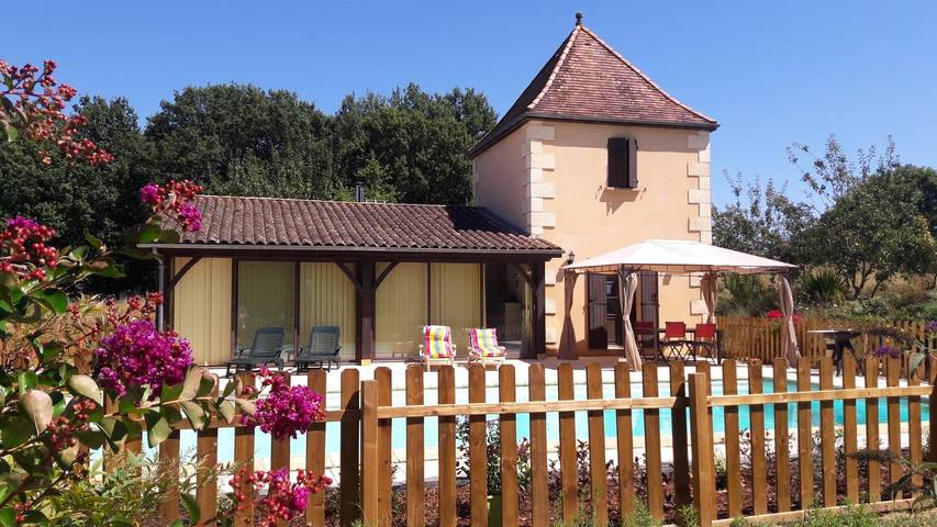 Gîte pour 3 personnes, avec terrasse et piscine