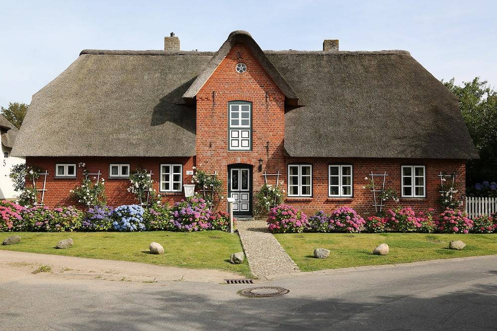 Freistehendes Reetdachhaus mit Garten, Terrasse & E-Ladestation in Nordfriesische Inseln (Schleswig-Holstein) (Schleswig-Holstein), Oevenum