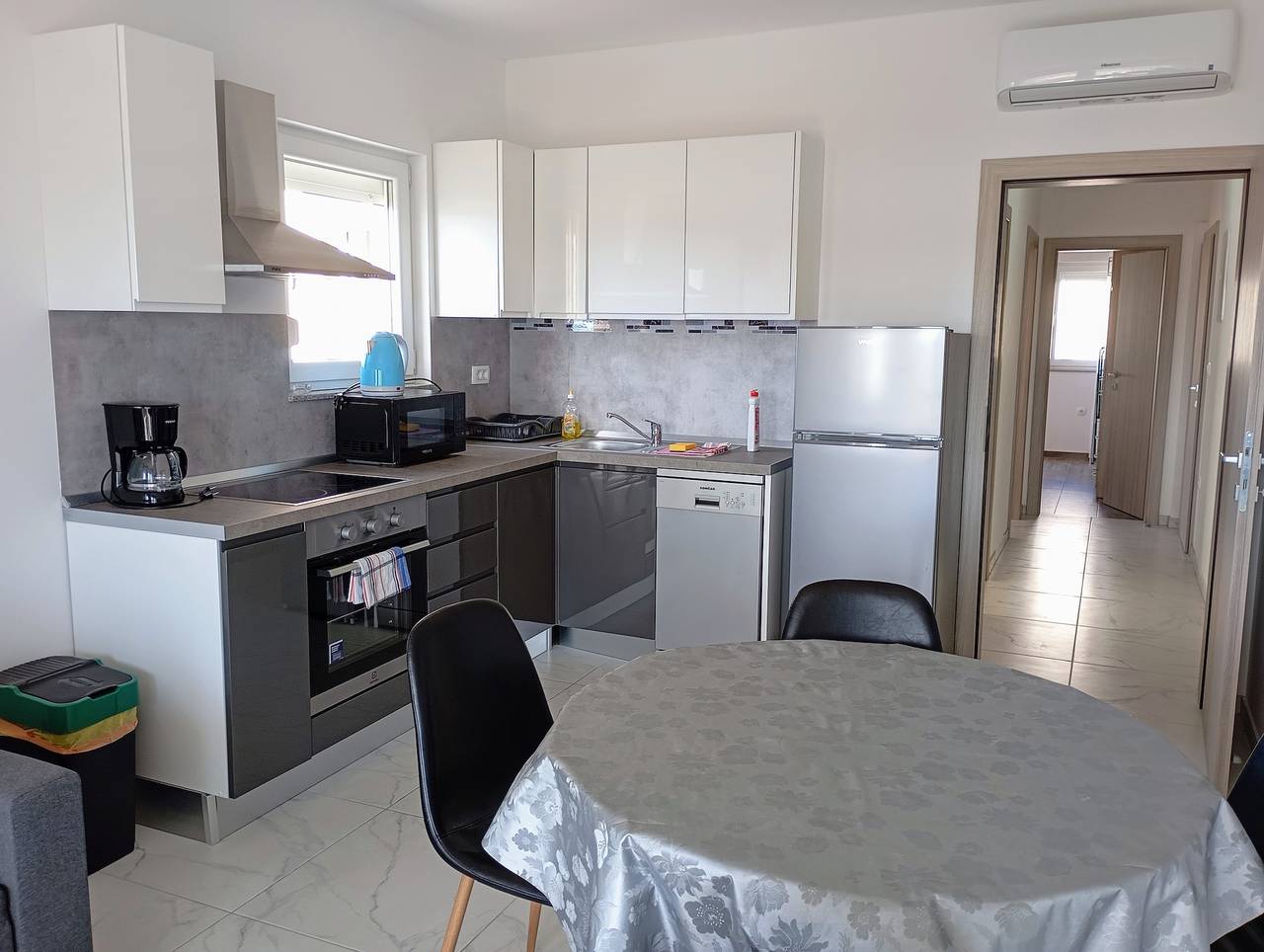 Ganze Ferienwohnung, Ferienwohnung für 4 Personen mit Meerblick in Okrug Gornji, Ciovo