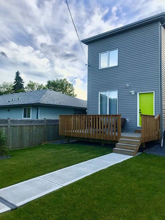 Huge 1700+ sqft Luxury Home Dt Parking + Fast Wifi in Edmonton, Alberta