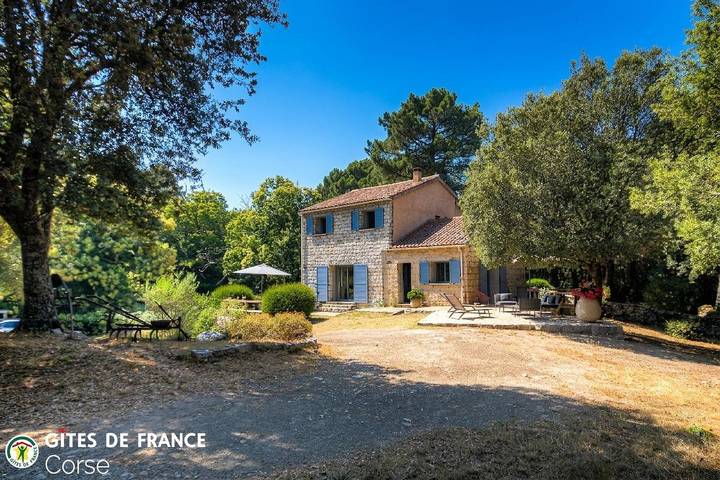 Gîte pour 6 personnes, avec Terrasse ainsi que Jardin et Vue