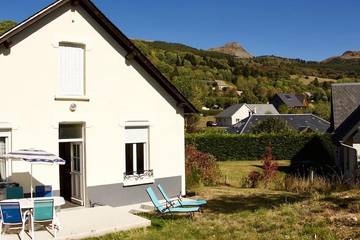 Location de vacances pour 4 personnes, avec terrasse et jardin à Murat-le-Quaire