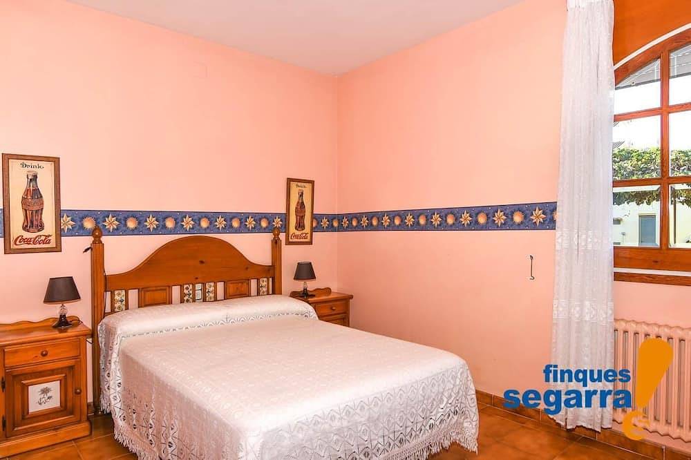 Villa con gran jardín y piscina, al lado de la playa in Roda de Bará, Costa Dorada