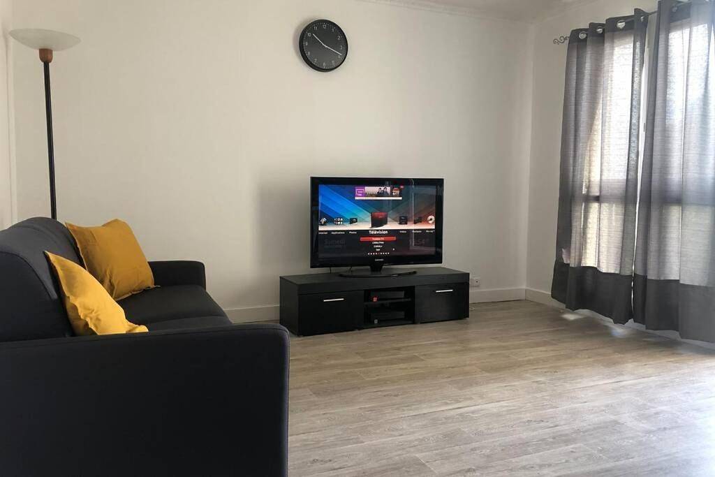 Appartement entier, 02 Bedrooms-Paris-Disneyland-Parking-Rer A 3' in Noisy-le-Grand, Seine-Saint-Denis