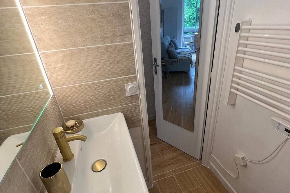 Ganze Wohnung, Cosy studio 200m from the sea! in Le Dramont, Saint-Raphaël