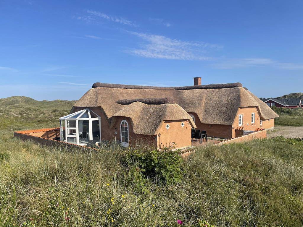 Eksklusivt poolsommerhus i Klegod, i første række til Ve­ster­ha­vet. in Ringkøbing, Holmsland Klit