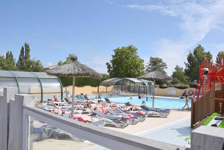 Camping pour 10 personnes, avec Terrasse et Jardin ainsi que Bassin pour enfant et Piscine