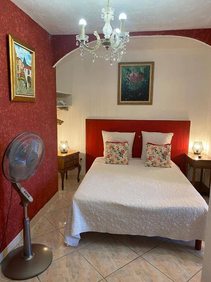 Location de vacances pour 2 personnes, avec vue ainsi que jardin et piscine dans Montlegun - 2