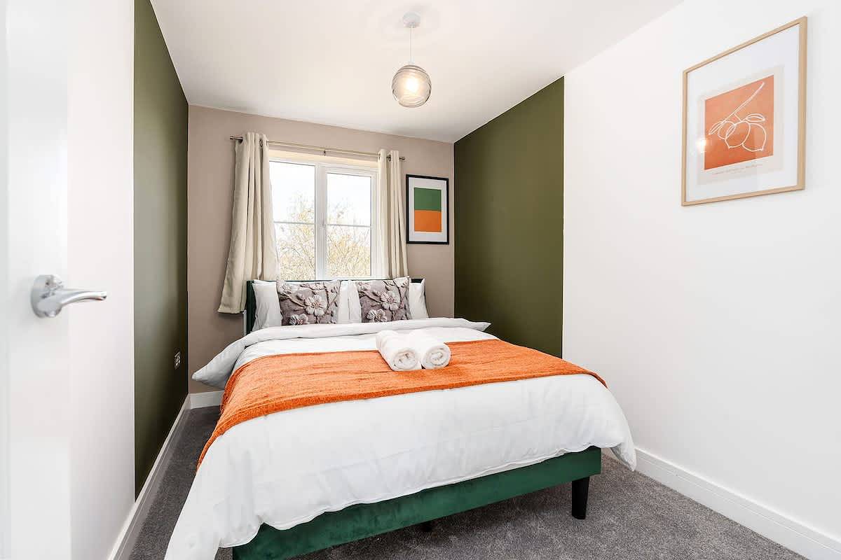 Perfect Booking | 3 Bed with Driveway Parking in Churchdown, Gloucestershire