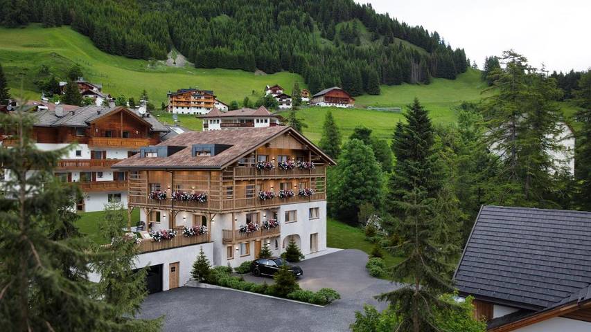 Ferienwohnung für 4 Personen, mit Balkon und Sauna sowie Ausblick in Corvara in Badia