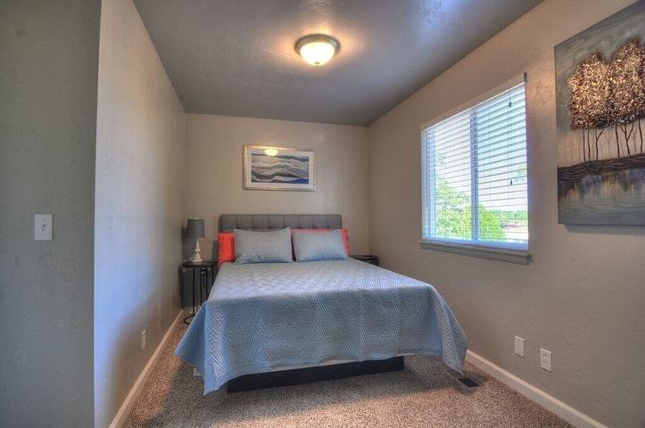 Vacation rental for 24 people, with hot tub and terrace as well as yard, with pets in Grand Junction