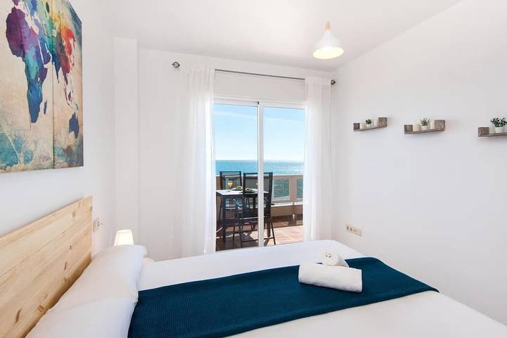 Appartamento intero, Front Line Fuengirola Beach-Carvajal with terrace in La Capellania, Fuengirola