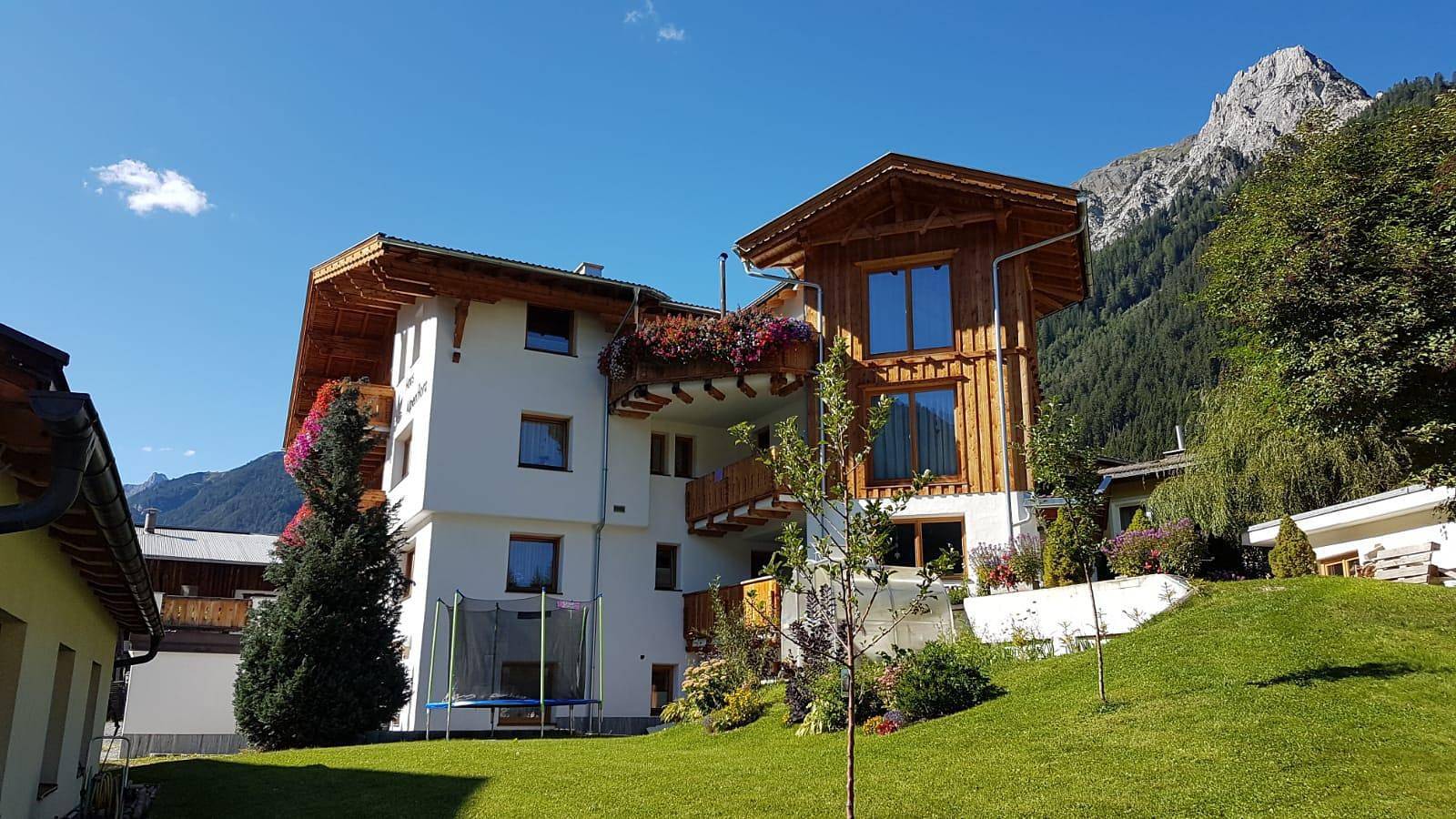 Ganze Ferienwohnung, Dreibettzimmer mit Dusche, Wc, Balkon in Lechtaler Alpen, Flirsch