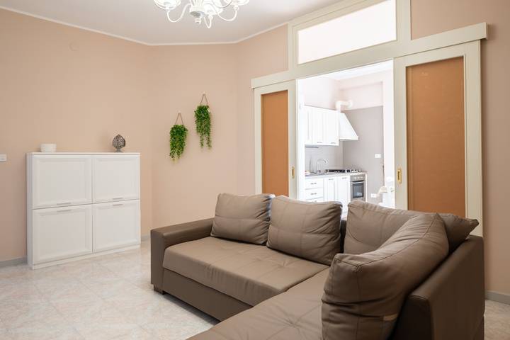 Entire apartment, Apartment 'Casa Vacanze Francesco' with Balcony, Wi-Fi and Air Conditioning in Pulsano, Gulf of Taranto